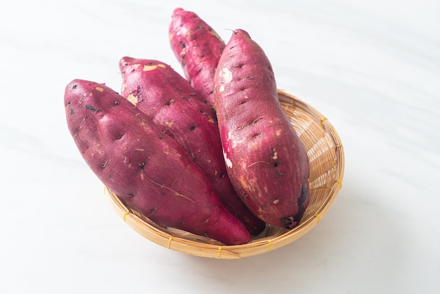 Batatas-doces japonesas frescas na cesta