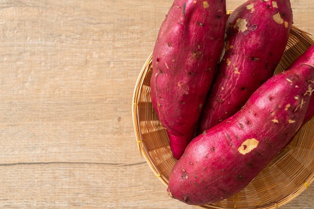 Batatas-doces japonesas frescas na cesta