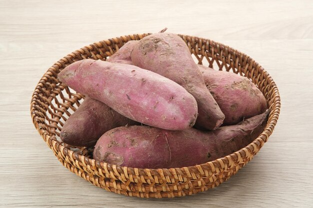 Batatas-doces púrpuras em bruto ubi ungu
