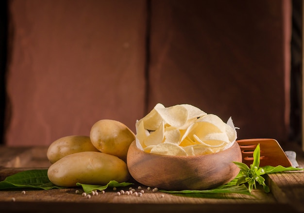 Batatas e batatas fritas em madeira