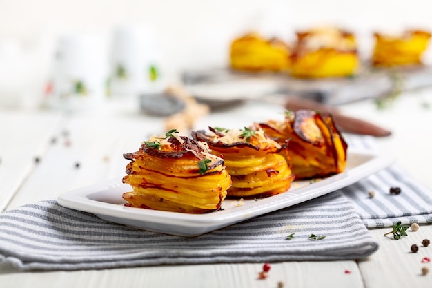 Batatas em pilhas de parmesão