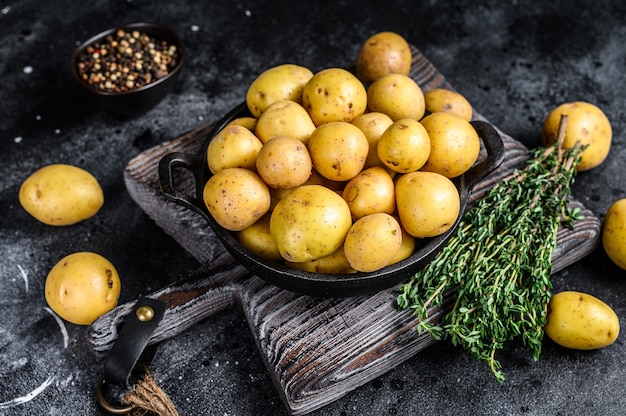 Batatas em uma frigideira