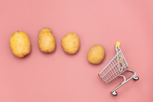 Batatas frescas e carrinho de supermercado