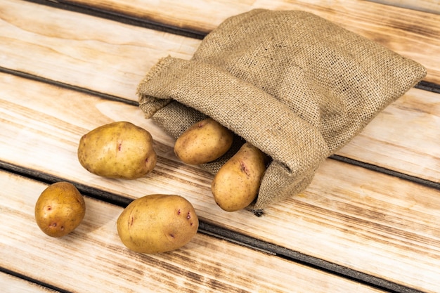 Batatas frescas em um saco de estopa