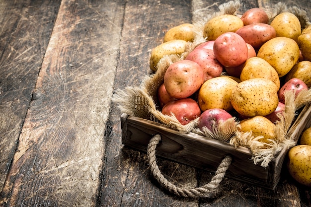 Batatas frescas em uma bandeja de madeira