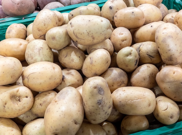 Batatas frescas em uma caixa no balcão de uma loja