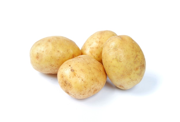 Batatas frescas isoladas em um fundo branco