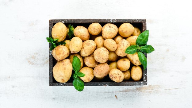 Batatas frescas na caixa Alimentos orgânicos Vista superior Espaço livre para texto