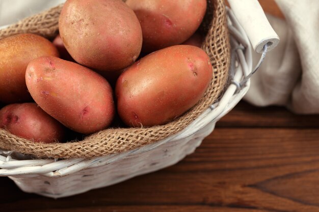 Batatas frescas na cesta