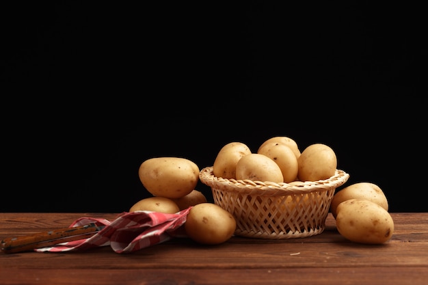 Batatas frescas na cesta