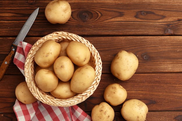 Batatas frescas na cesta