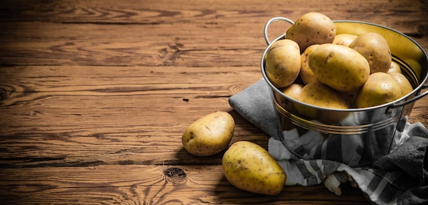 Foto batatas frescas numa mesa de madeira