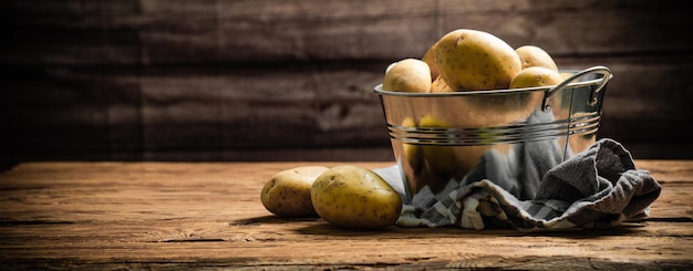 Foto batatas frescas numa mesa de madeira