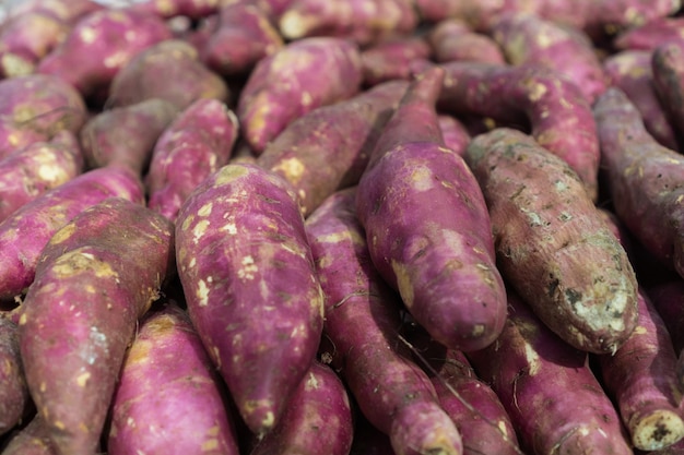 Batatas frescas en el supermercado Verduras y frutas expuestas para que el consumidor elija