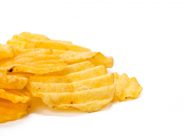 Batatas fritas amarelas isoladas no branco