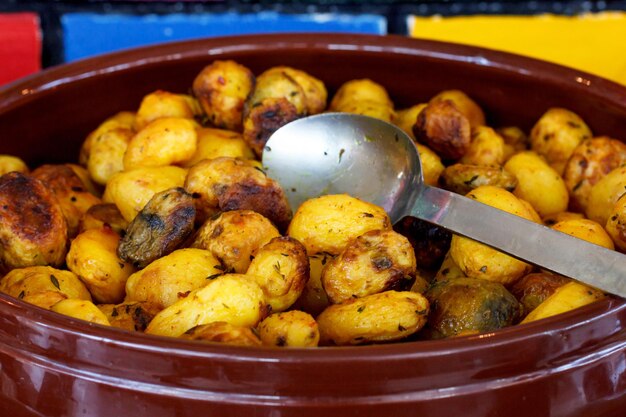 Foto batatas fritas assadas em pote de barro