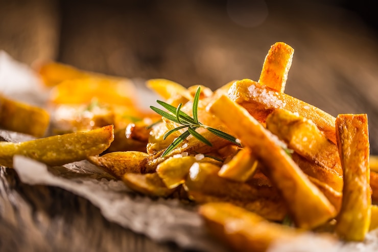Foto batatas fritas. batatas fritas caseiras com sal e alecrim.