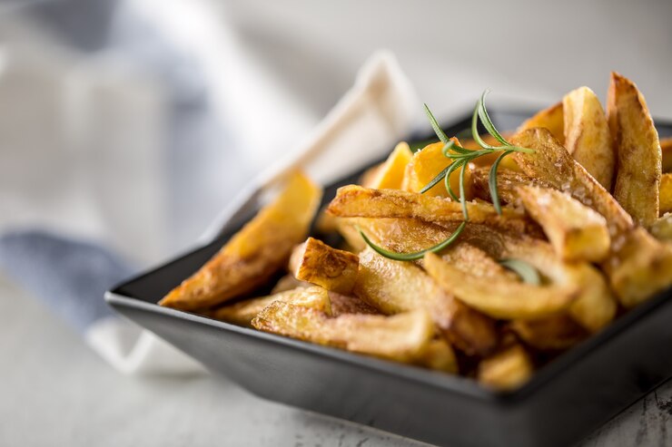 Foto batatas fritas. batatas fritas caseiras com sal e alecrim.