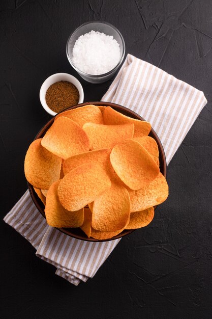 Batatas fritas batatas fritas em diferentes fundos lanche crocante