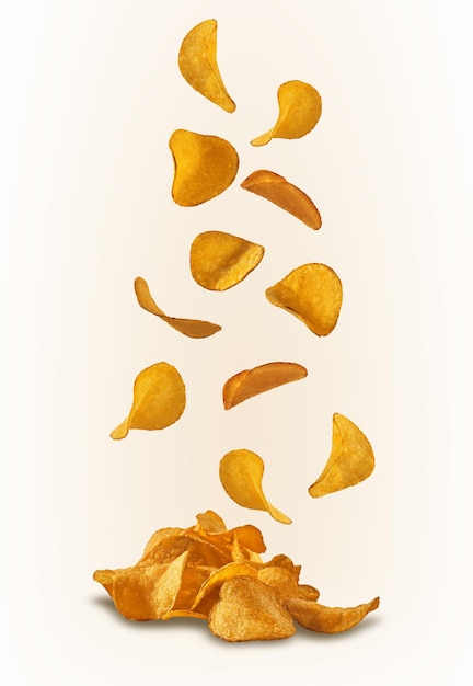 Batatas fritas caindo isoladas no fundo branco com espaço de cópia para texto ou imagens Crispy palatable chips Publicidade Closeup