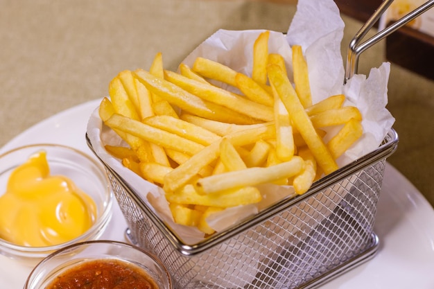 Batatas fritas cajun temperadas com ketchup orgânico