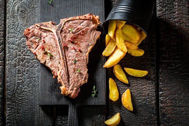 Batatas fritas caseiras e bife de tbone com sal e pimenta