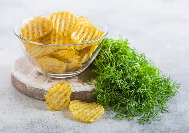 Batatas fritas caseiras em uma tigela