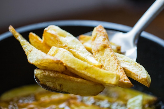 Batatas fritas caseiras no óleo