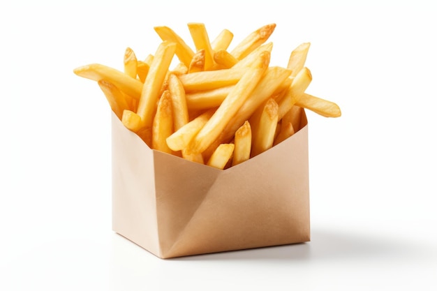 Batatas fritas clássicas em embalagem de papel lanches crocantes para qualquer ocasião isolados em branco