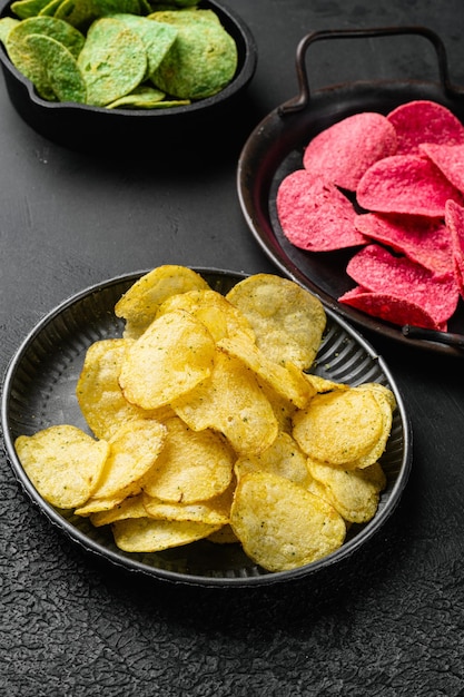 Batatas fritas clássicas no fundo da mesa de pedra escura preta