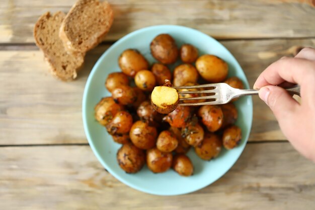 Batatas fritas com casca em um prato.