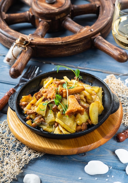 Batatas fritas com cogumelos chanterelle