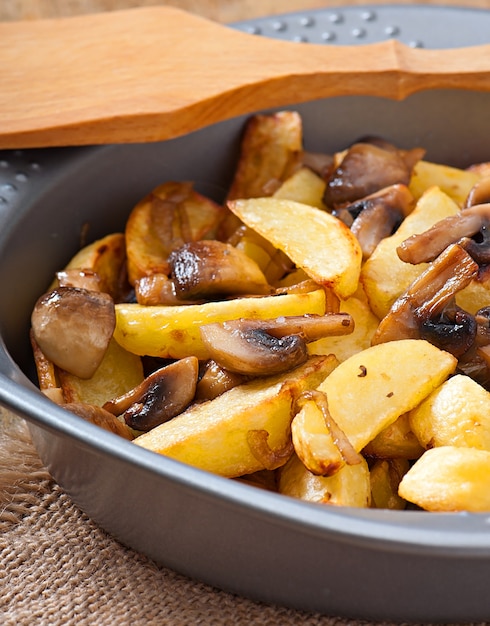 Batatas fritas com cogumelos e cebolas