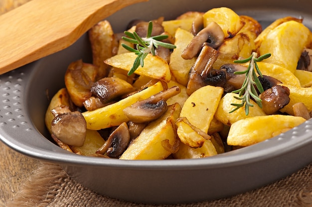 Batatas fritas com cogumelos e cebolas