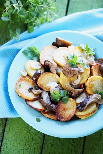 Batatas fritas com cogumelos