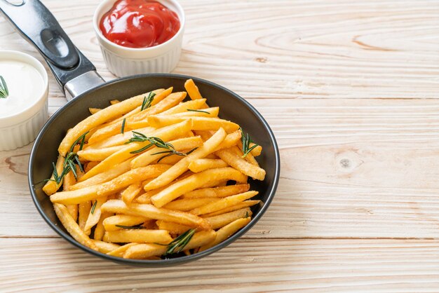 Batatas fritas com creme de leite e ketchup