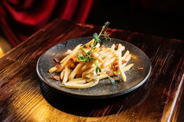 Batatas fritas com especiarias na mesa de madeira