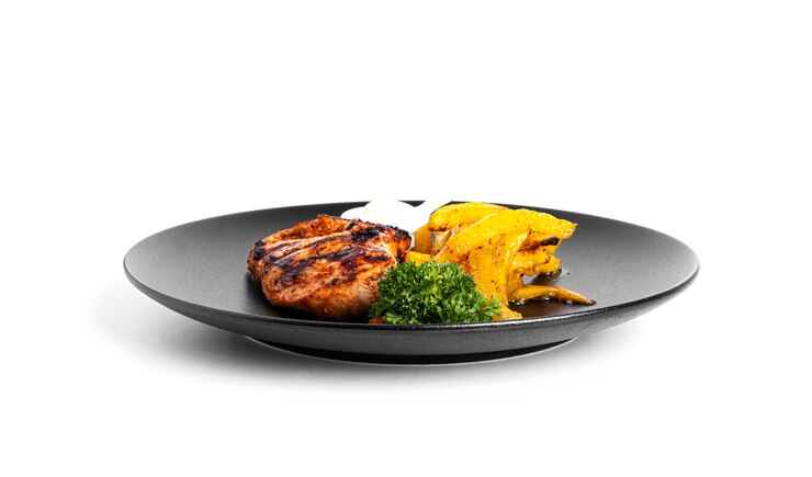 Batatas fritas com filé de frango grelhado isoladas em um fundo branco