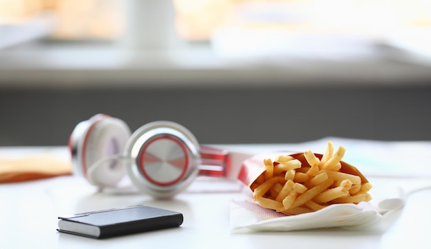 Batatas fritas com fones de ouvido.