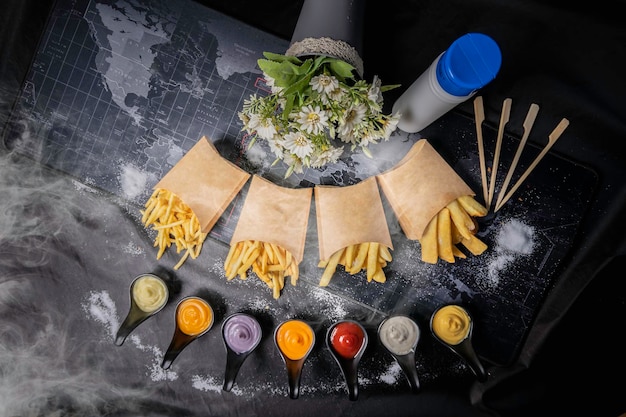 Batatas fritas com fundo amarelo dourado e preto