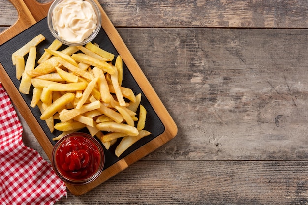 Batatas fritas com ketchup e maionese