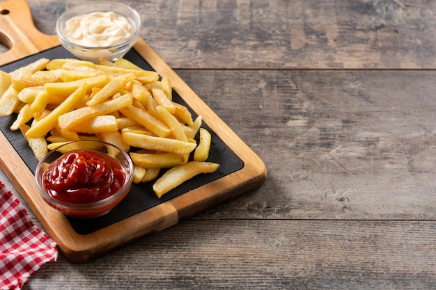 Batatas fritas com ketchup e maionese