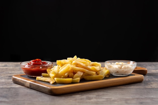 Batatas fritas com ketchup e maionese