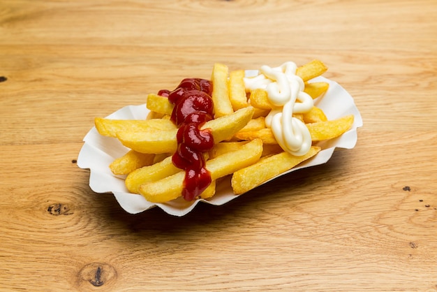 Batatas fritas com ketchup e maionese