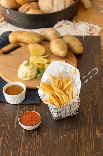 Foto batatas fritas com ketchup em fundo de madeira