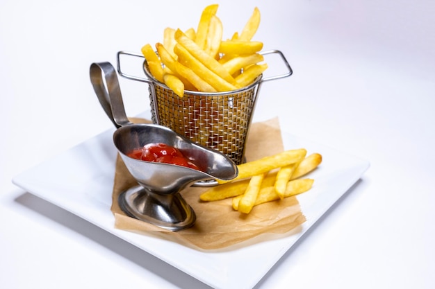 Batatas fritas com ketchup fast food comida apetitosa em um menu de fundo branco no restaurante