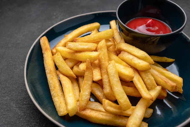 Batatas fritas com ketchup no prato