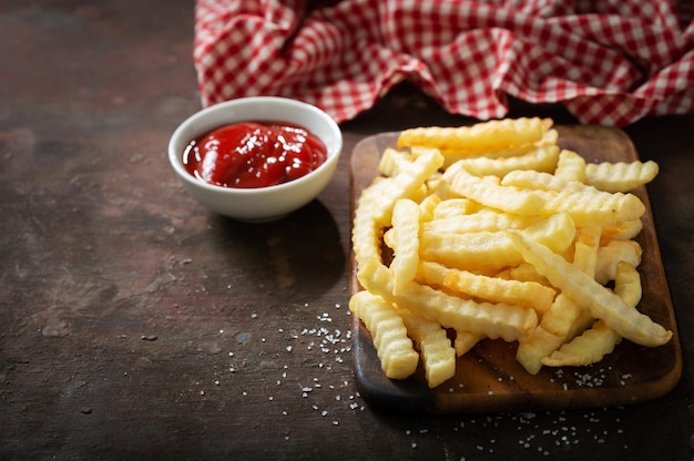 batatas fritas com ketchup