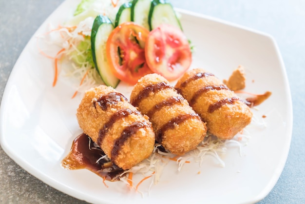 Batatas fritas com molho Tonkatsu