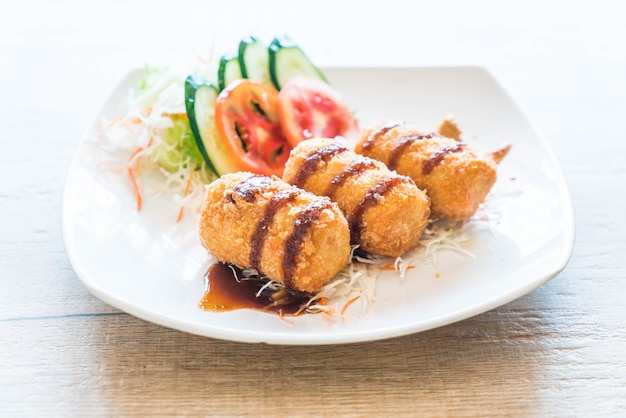 Batatas fritas com molho Tonkatsu